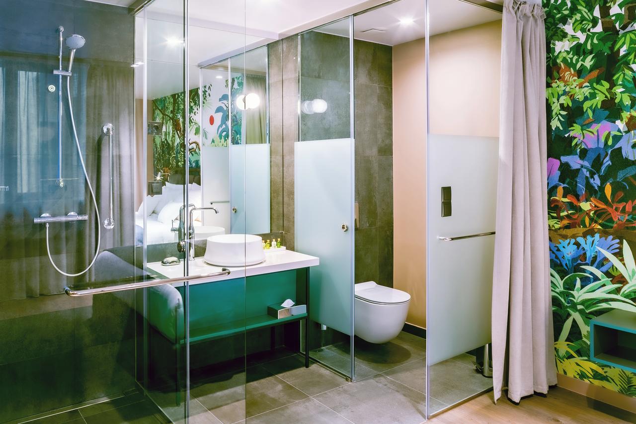 beltéri üvegajtó modern fürdőszobában