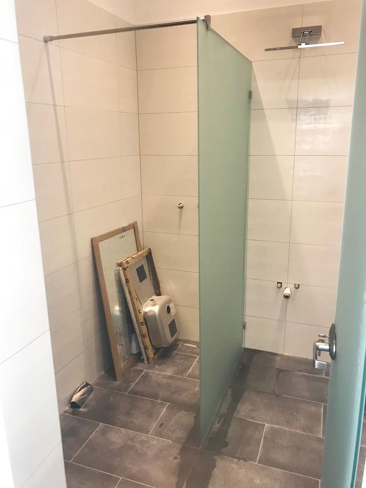egyedi üveg zuhanykabin készül