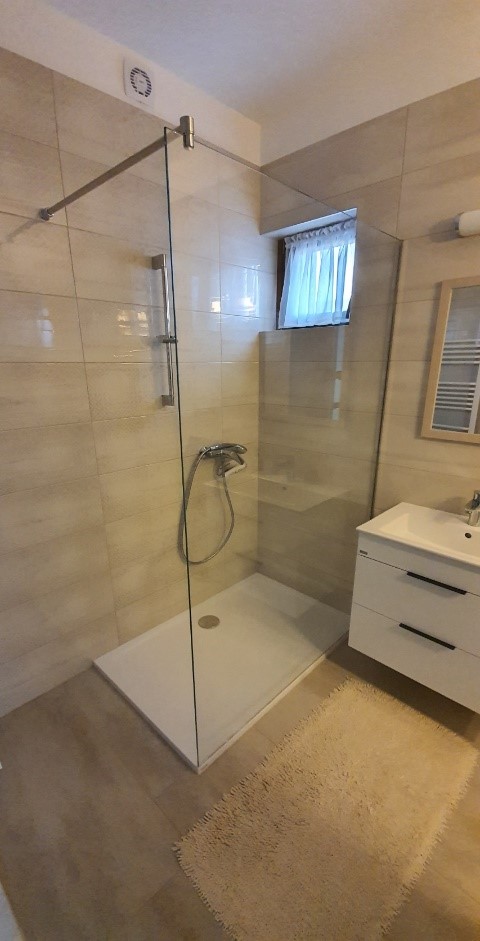 Zuhanytálcán álló zuhanyfal