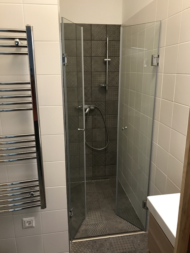 Kétajtós zuhanykabin, melynek ajtaja befelé és kifelé is nyílik
