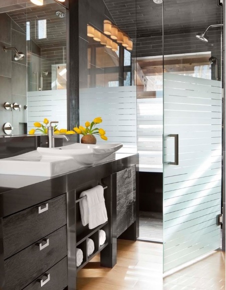 beltéri üvegajtó modern fürdőben